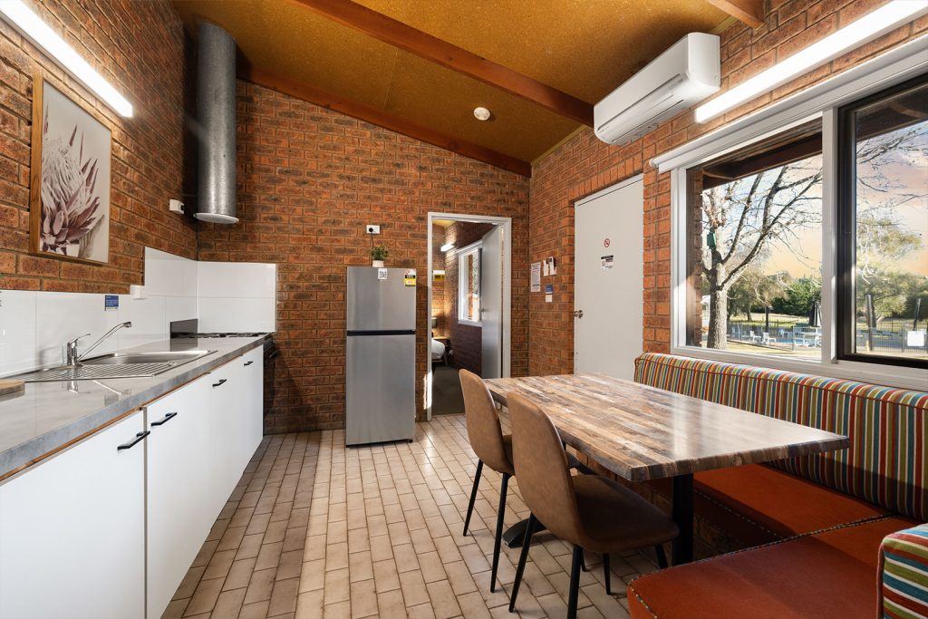 05-bright-valley-holiday-park-alpine-studio Bright Porepunkah Holiday Park, Porepunkah, Alpine Area, Mount Buffalo, Ovens River, 2 Bedroom Accommodation, Alpine Studio, Bungalow, Accomodation in Bright Victoria
