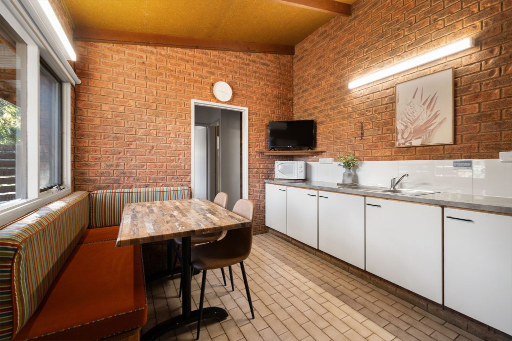 06-bright-valley-holiday-park-alpine-studio Bright Porepunkah Holiday Park, Porepunkah, Alpine Area, Mount Buffalo, Ovens River, 2 Bedroom Accommodation, Alpine Studio, Bungalow, Accomodation in Bright Victoria