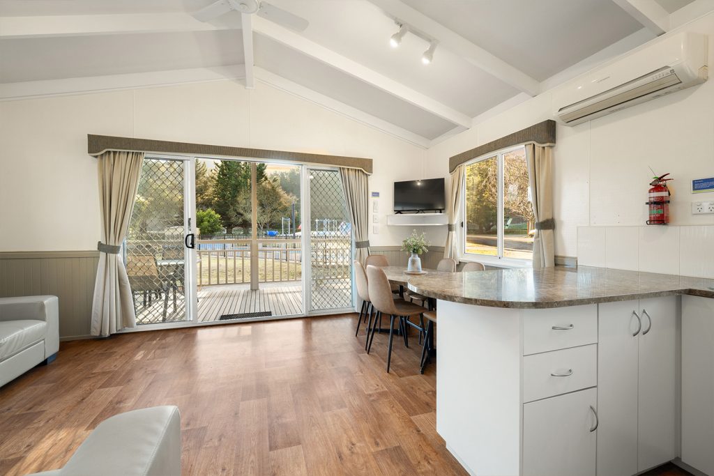 06-bright-valley-holiday-park-poolside-villa-2brm Bright Porepunkah Holiday Park, Porepunkah, Alpine Area, Mount Buffalo, Ovens River, 3 Bedroom Accommodation, Poolside Villa, Accomodation in Bright Victoria